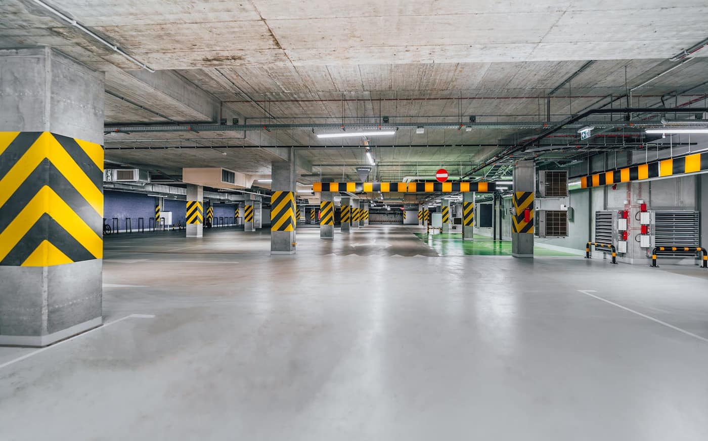 Decorative flake-coated floor in a retail-grade space