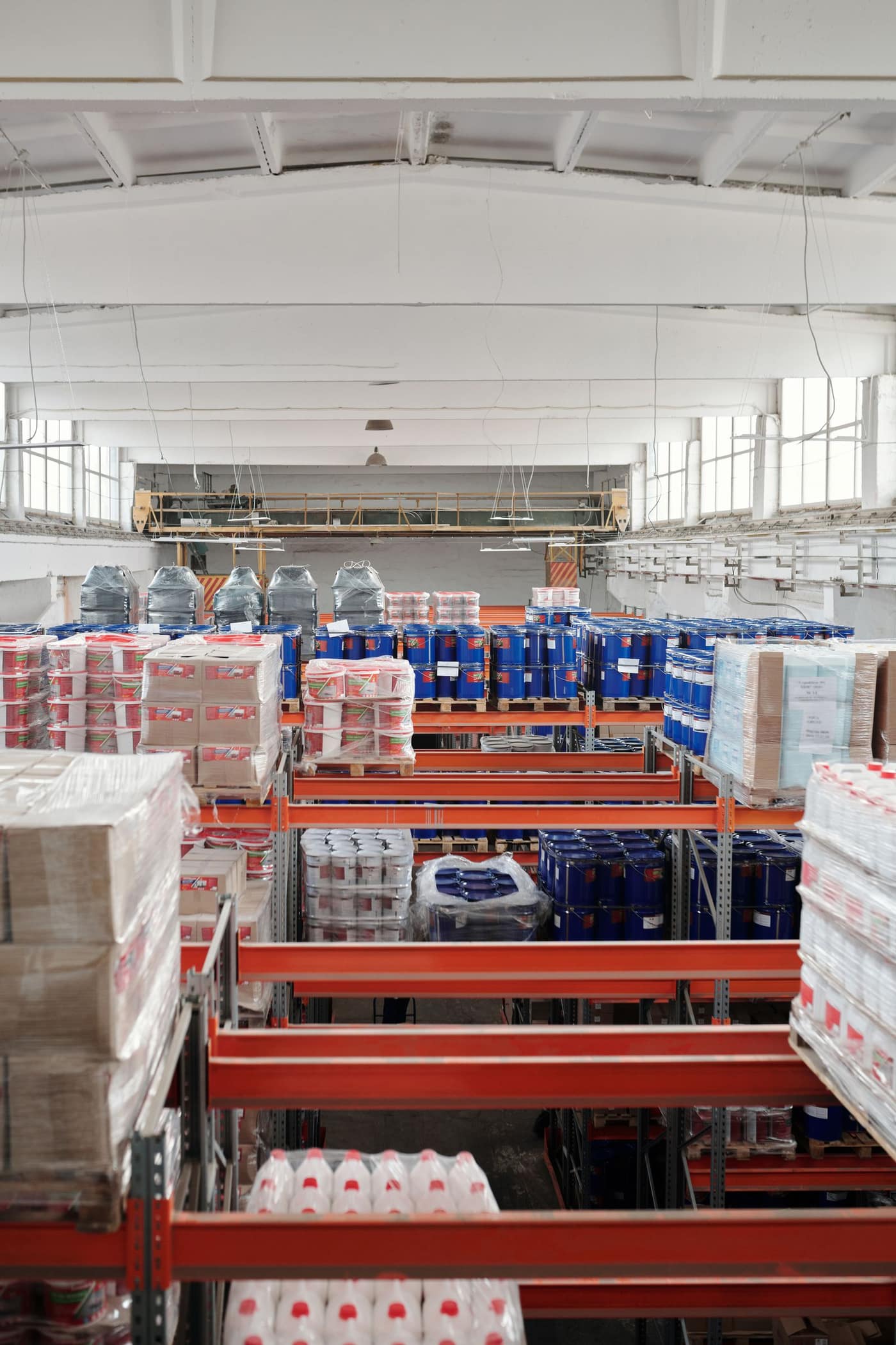High-build coated floor in a high-throughput storage building