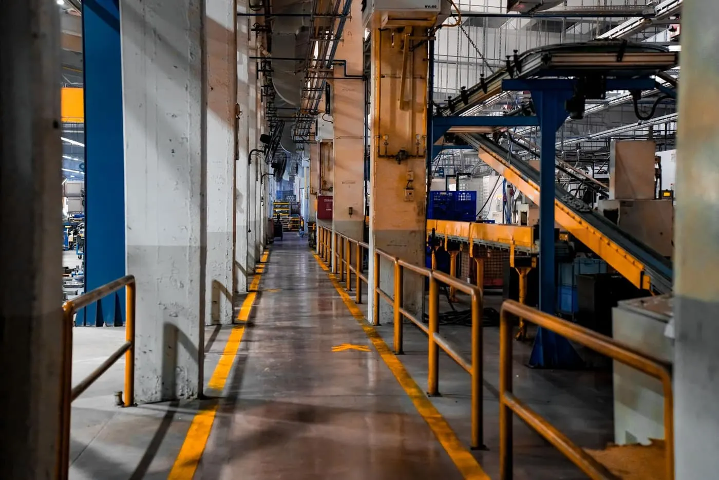 Production-plant aisle with machinery on a sealed industrial floor