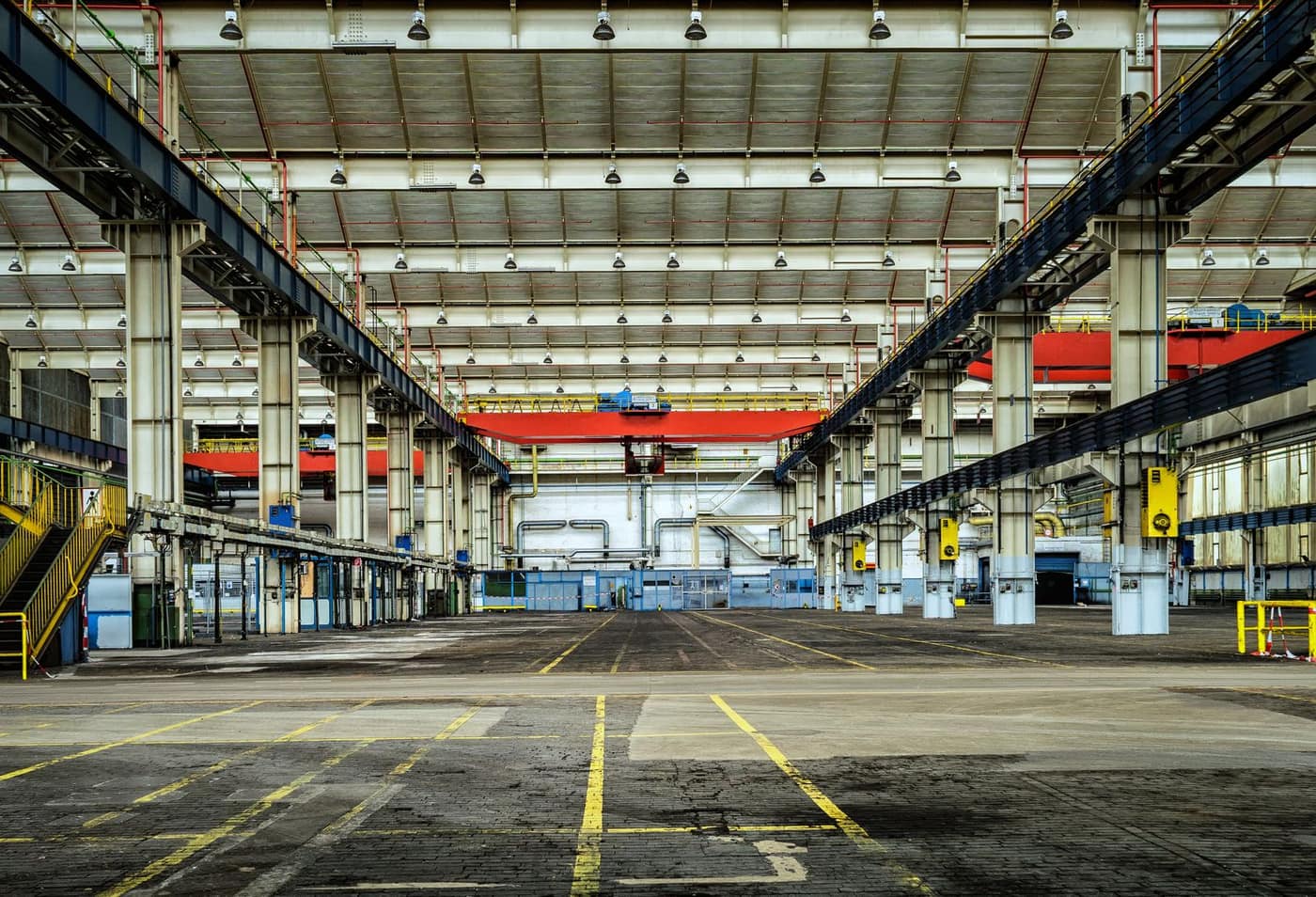 Large seamless resinous floor in an industrial bay