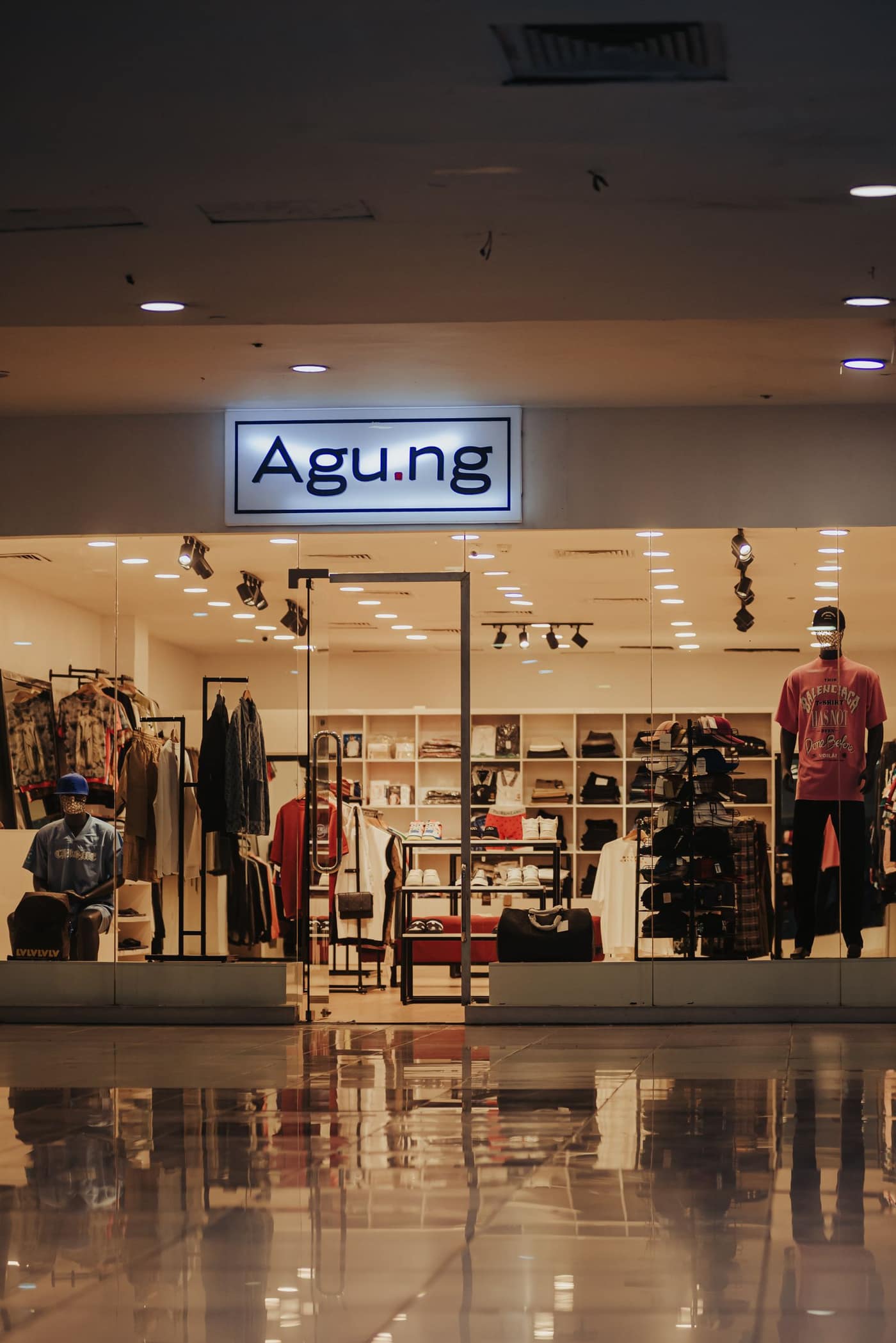 Decorative flake floor in a bright retail boutique