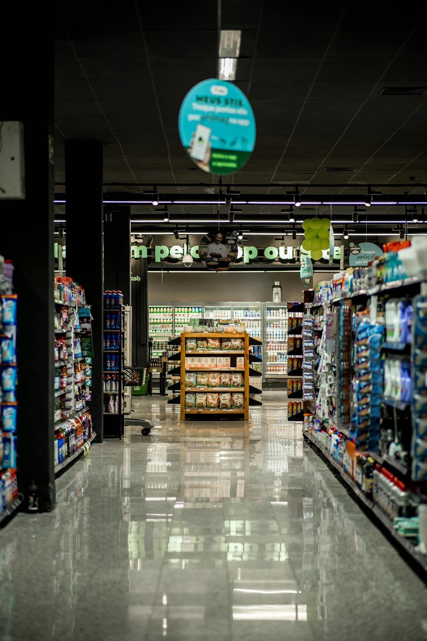 Seamless even store floor running clean down a grocery aisle
