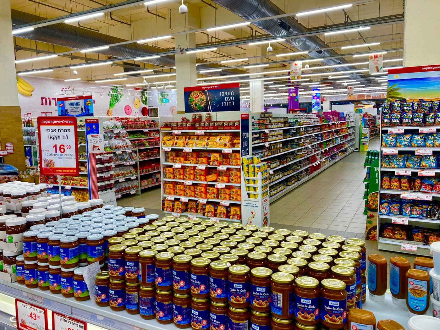 Seamless resinous floor running down a stocked retail aisle