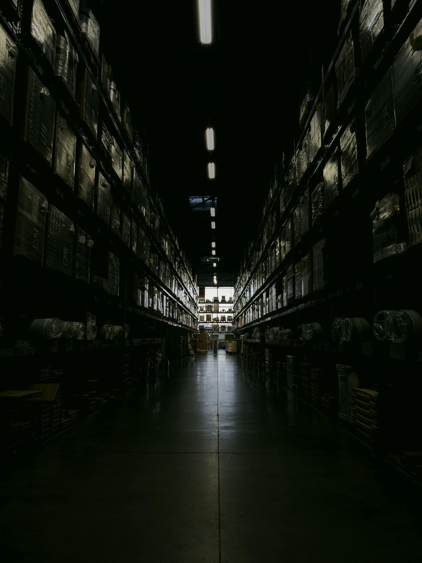 Seamless resinous floor down a high-bay racking aisle
